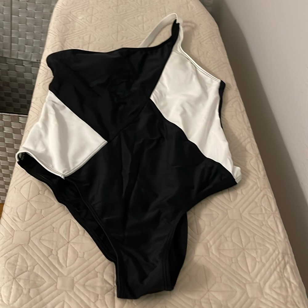 EOMENIE L BLACK AND WHITE SWIMSUIT NEW NO TAGS. 82%polyamide/Nylon. 18% Spandex